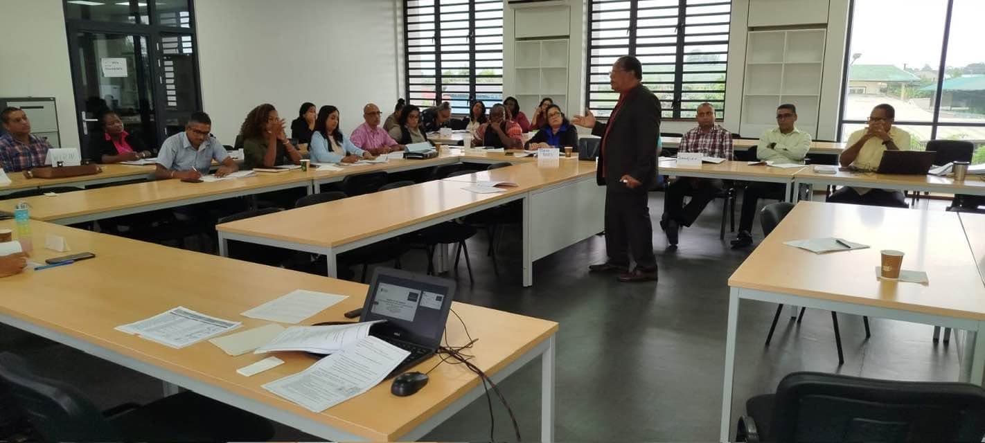 Trainer spreekt met deelnemers tijdens een ITLET-training